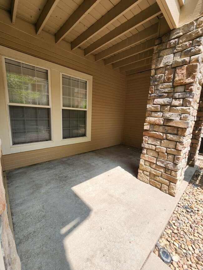 Building Photo - Stylish 2 Bed, 2 Bath Main-Floor Condo – U...