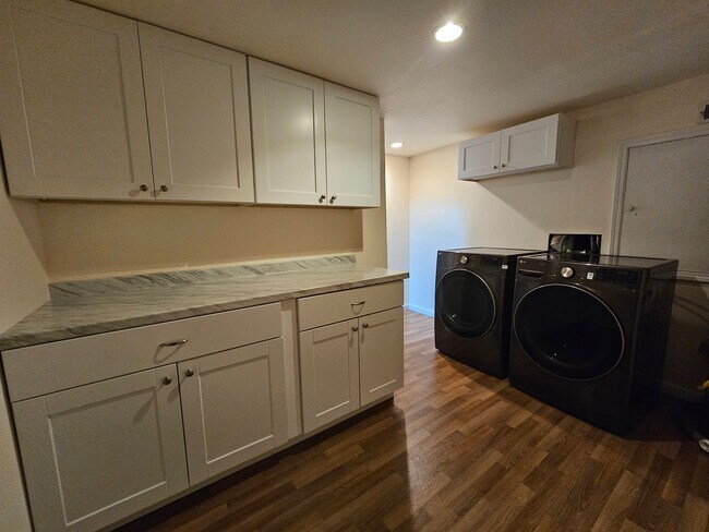 Building Photo - 3 Bed 1 Bath Charming Westside Retreat!!