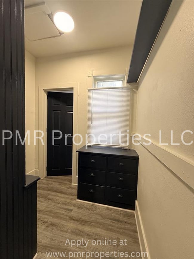 Building Photo - 902 5th Ave