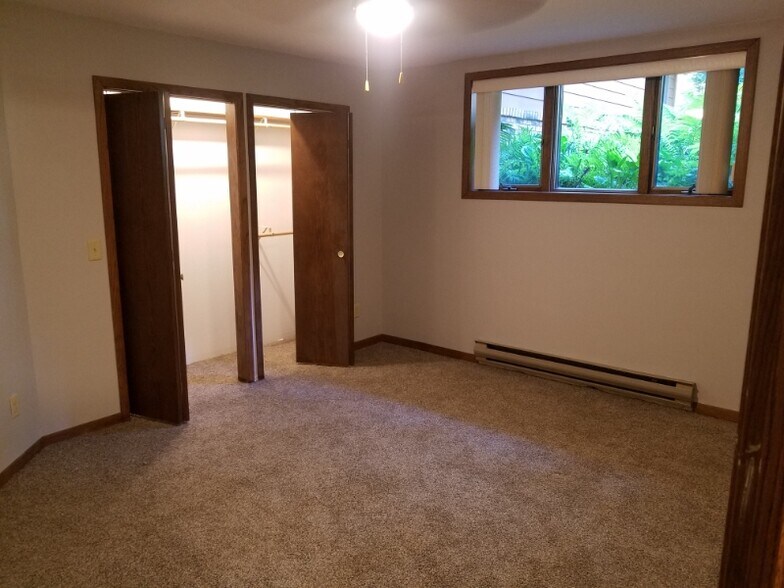 Building Photo - 323 Sawmill Ln