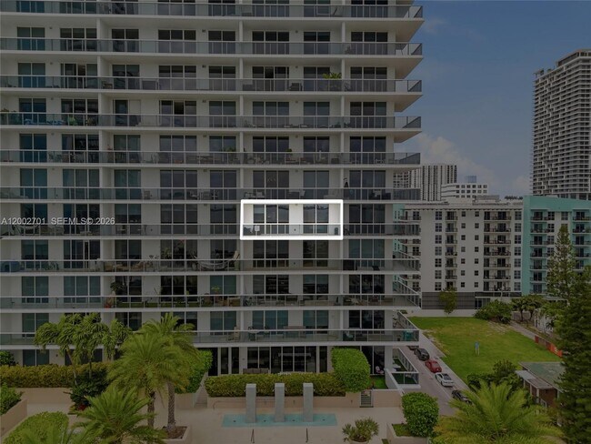 Building Photo - 600 NE 27th St