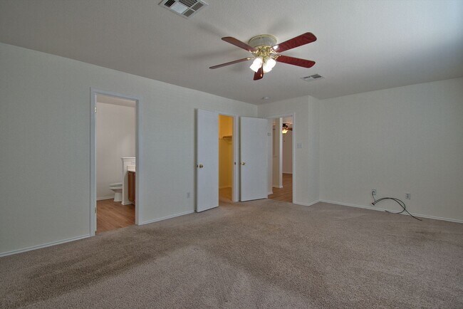 Building Photo - Well Maintained 4 Bed House in Kyle