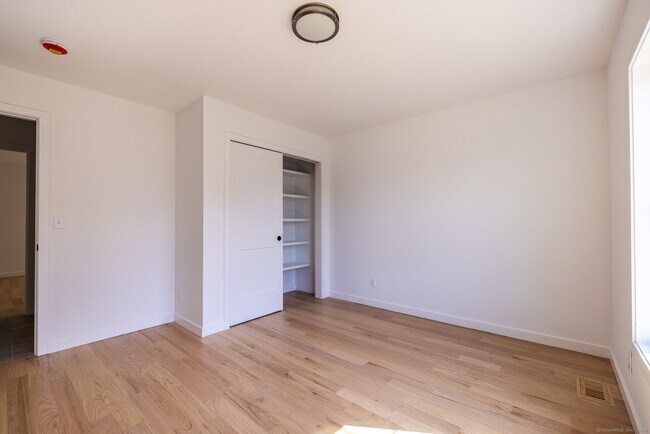 Building Photo - 330 Pleasantview Ave