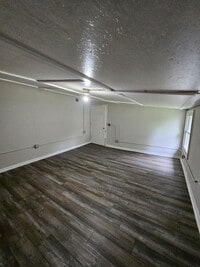 Building Photo - Large 2 bedroom house