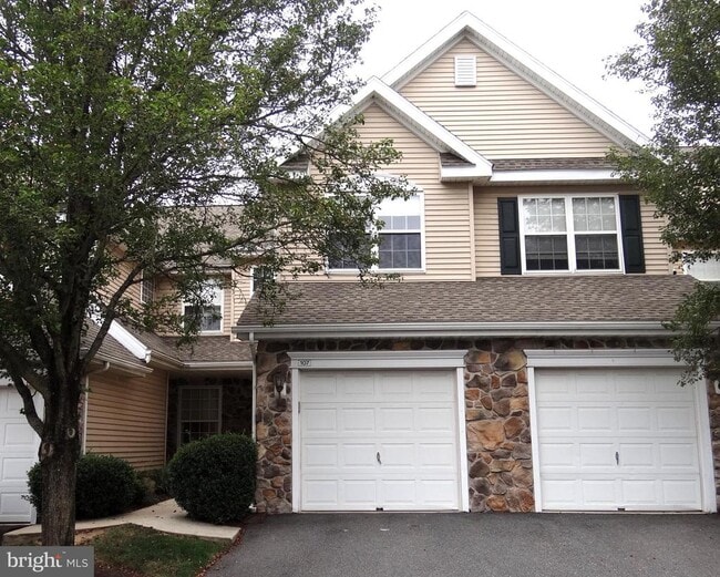 Building Photo - 107 Country Ln