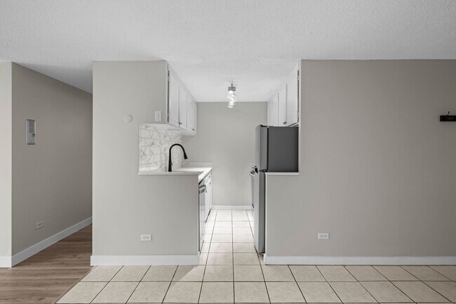 Building Photo - Updated 2-bedroom condo in Denver!