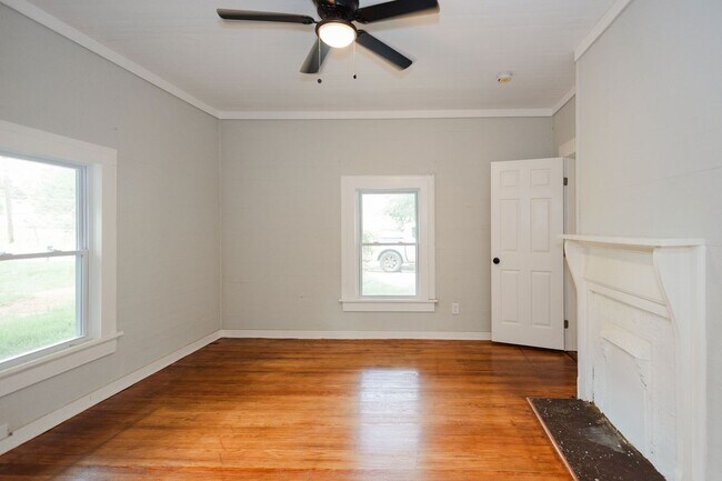 Building Photo - Move-in special: 50% off 1st month's rent – Newly Renovated 2 Bedroom Home!