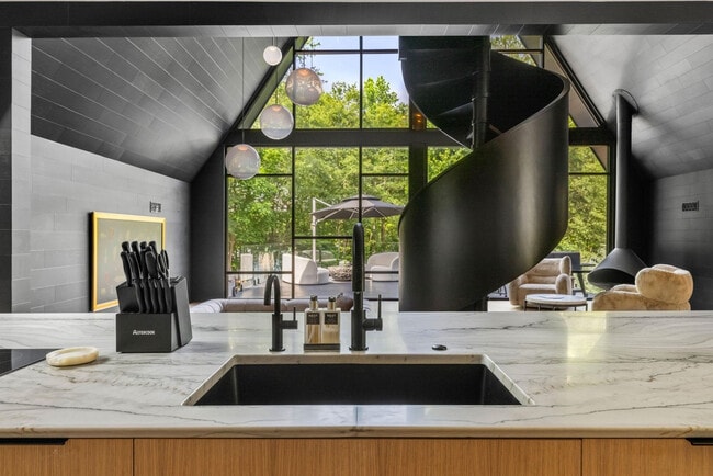 Building Photo - 575 Early Dr