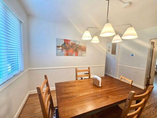 Building Photo - Lovely 4 BR/2 BA Single-Family Home in Sil...