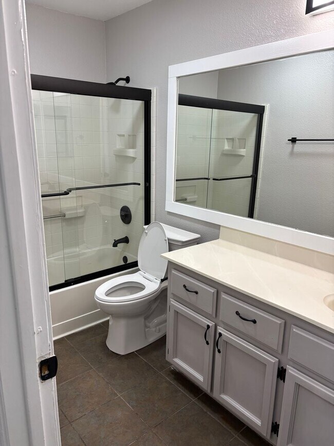 Building Photo - 3 B/D 2 BA HOME WITH AN OFFICE IN YUBA CITY AVAILABLE NOW!