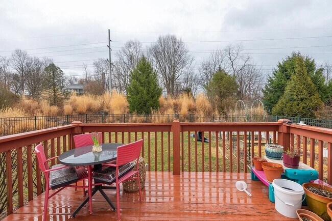 Building Photo - Bright, Spacious Home with Tons of Charm and Comfort