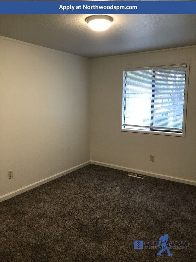 Building Photo - Nice 2 Story 3 Bedroomd 2 Bathrooms-Townhome