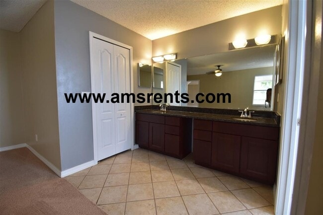 Building Photo - Spacious 3 bedroom House in Orlando