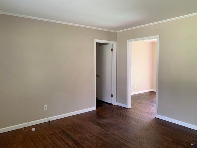 Building Photo - 3240 Commodore Dr