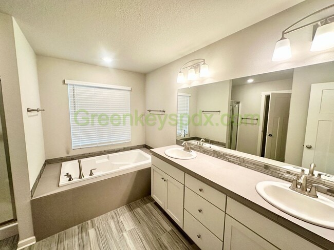 Building Photo - Amazing 2,306-square-foot house in Wood Village