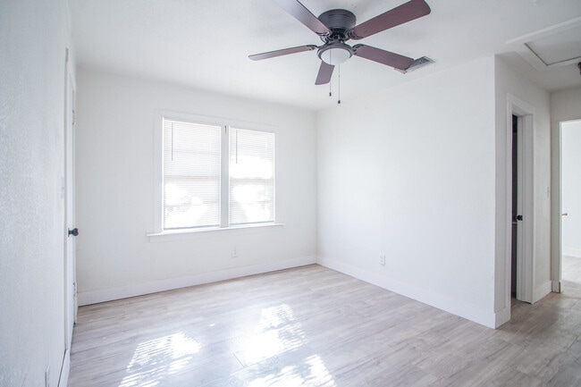 Building Photo - 302 Avenue U