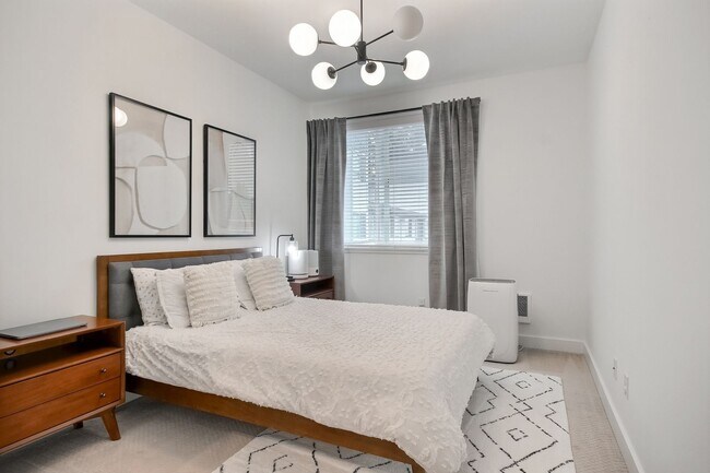 Building Photo - Stunning Modern Townhome in Sammamish!