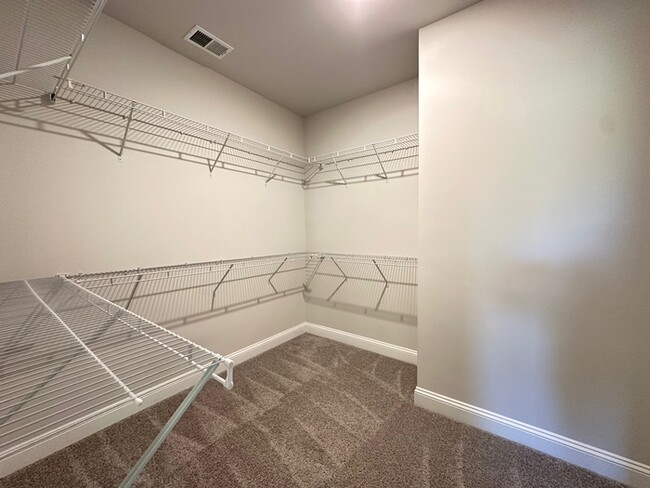 Building Photo - SPACIOUS TOWNHOME