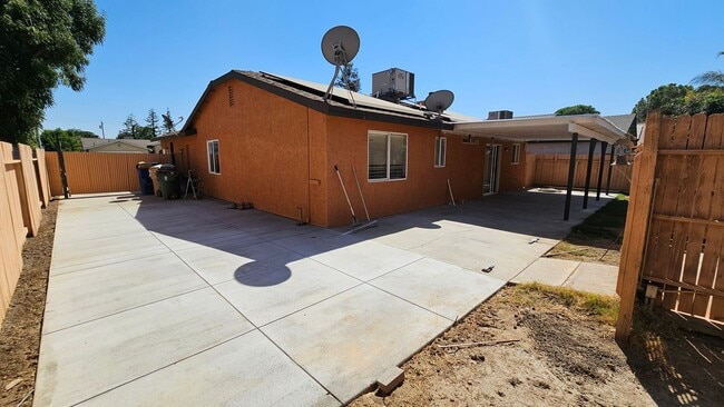 Building Photo - Newly Updated Home in SW Bakersfield