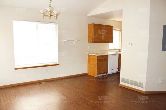 Building Photo - 520 S Howes St