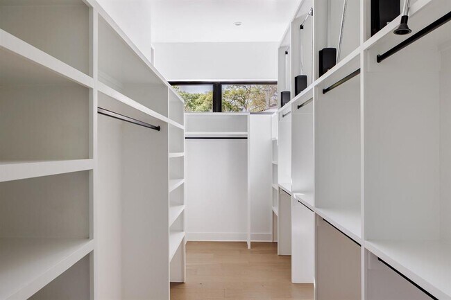 Building Photo - 2504 Bluffview Dr