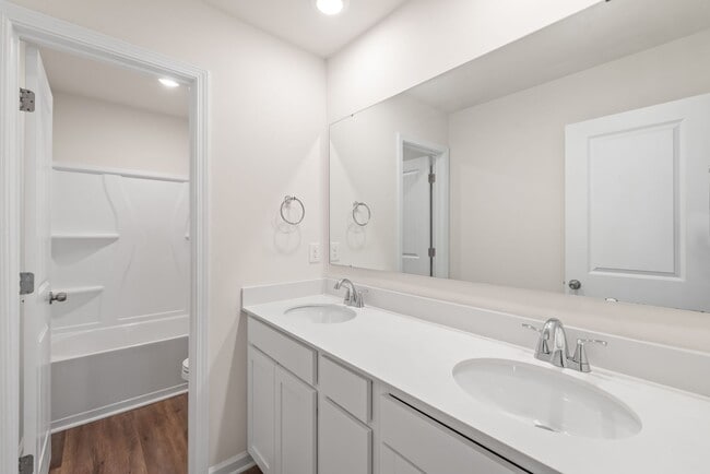 Building Photo - Move-in Ready 5 Bedroom Home!
