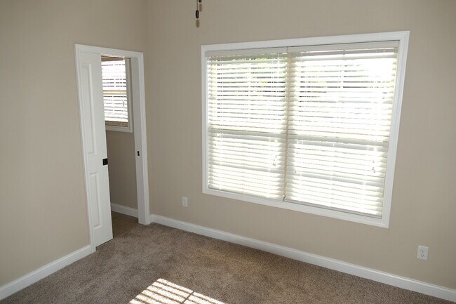 Building Photo - 914 Somerville Ct