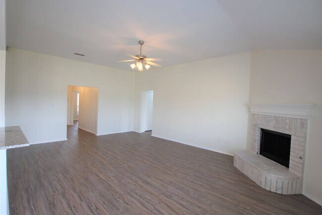 Building Photo - Beautifully updated 3 bedroom 2 bath home ...