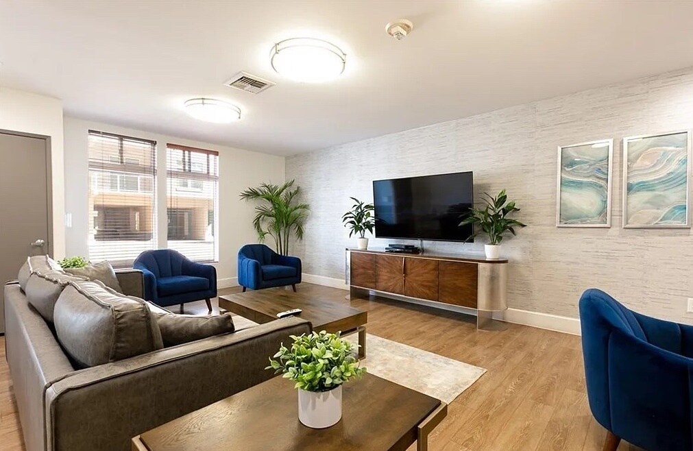 Building Photo - 388 E Ocean Blvd