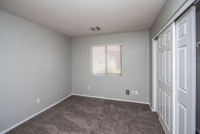 Building Photo - Welcome to this beautiful 4 bedroom, 3 bathroom home in San Tan Valley, AZ.