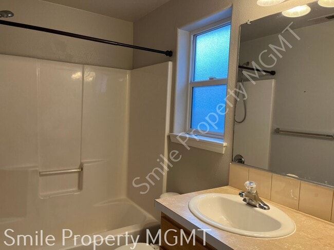 Building Photo - Great location