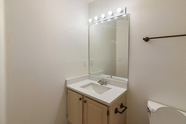 Building Photo - 1999 Summer Club Dr