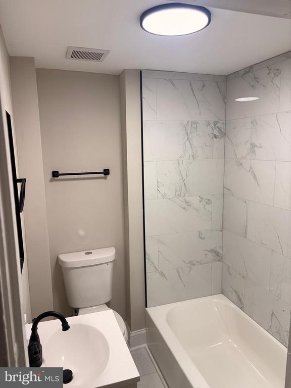 Building Photo - 2913 Parkwood Ave