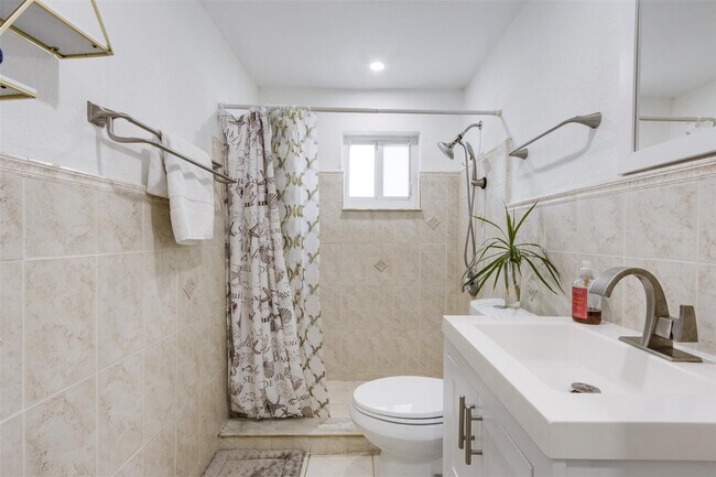 Building Photo - 508 NW 8th Ave