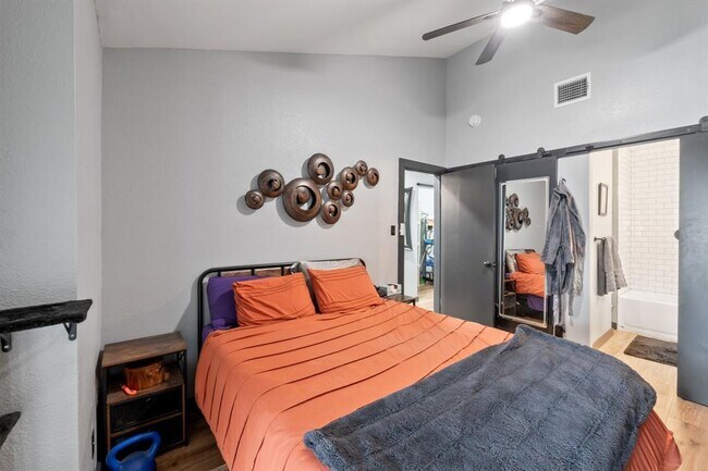 Building Photo - 203 E 31st St