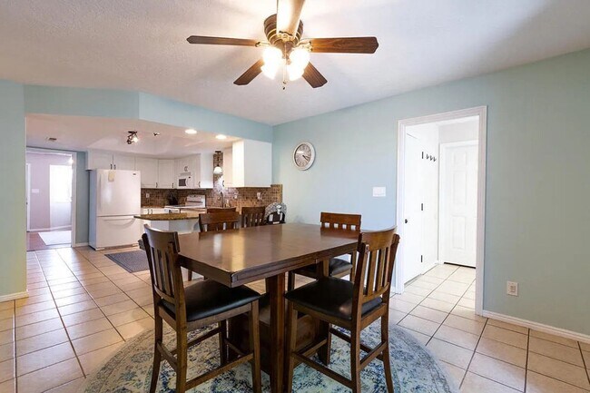 Building Photo - Easy Living! 3 Bedroom Home Condo in St. G...