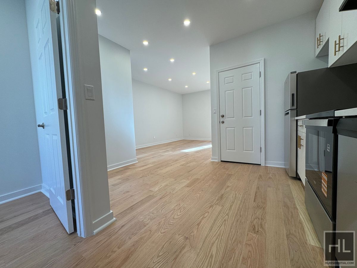 Building Photo - 31 AVENUE