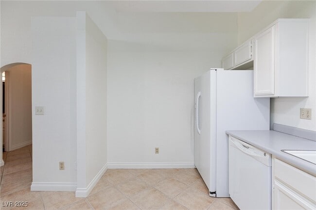 Building Photo - 2208 Ladue Dr