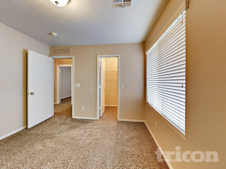 Building Photo - 23683 W Huntington Dr