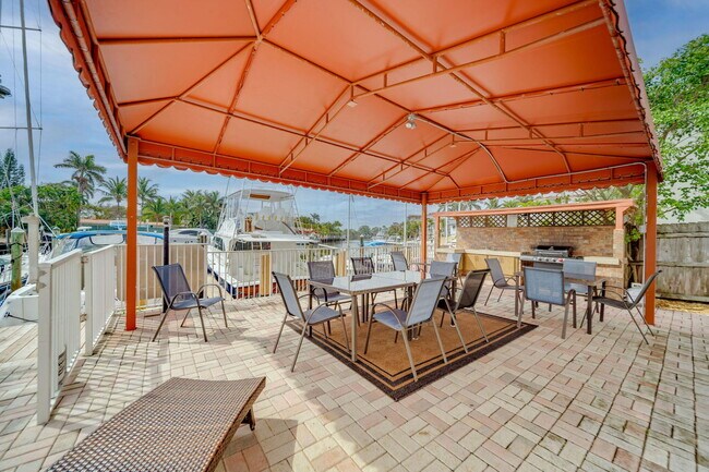 Building Photo - 2724 NE 14th St