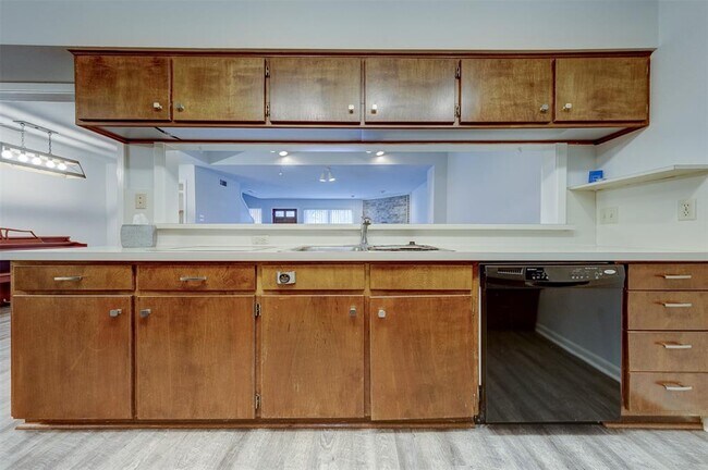 Building Photo - 2452 Country Club Dr