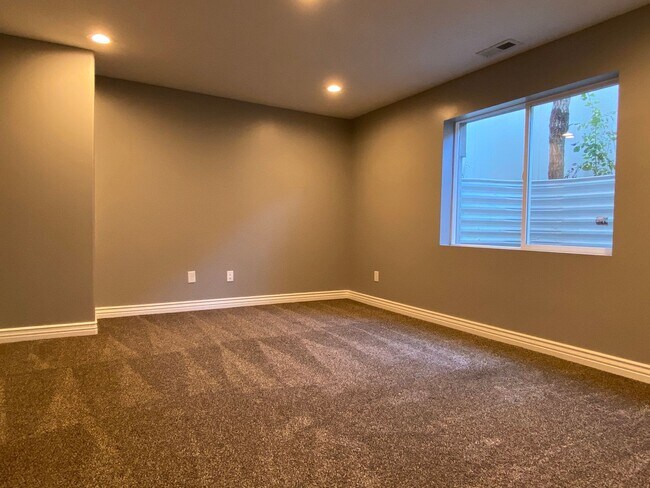 Building Photo - 5 Bedroom/3 Bathroom Home in Riverton