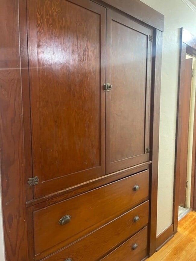 Building Photo - Spacious Craftsman Home