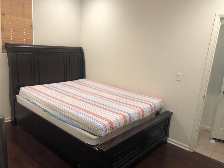 Building Photo - 40937 Gramercy Ter