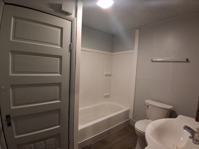 Building Photo - 904 Collett-