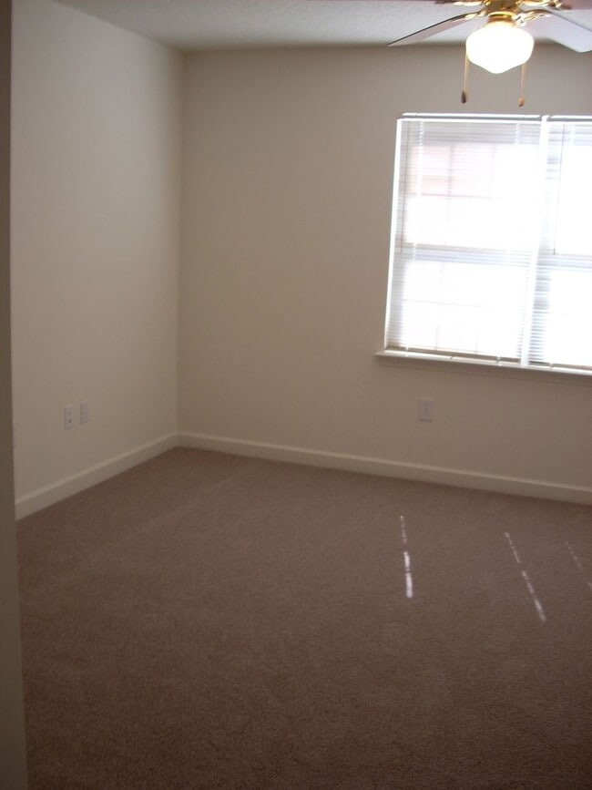 Building Photo - 1353SF 2BR 2.5BA w/garage