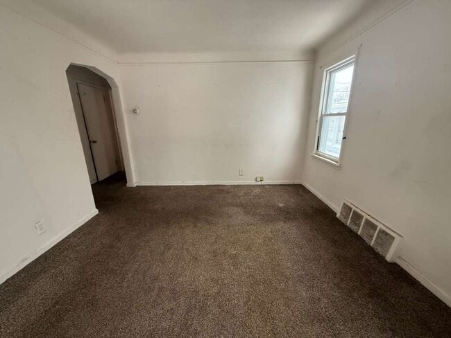 Building Photo - 3-BED, 1 BATH BEAUTIFUL SINGLE- FAMILY HOME IN MAPLE HEIGHTS!