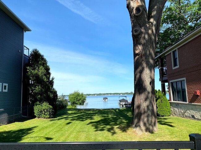 Building Photo - Nice 2 bedroom 1 Bath Upper Unit in Quiet area