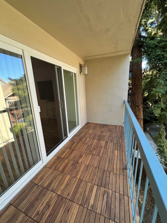 Balcony - 385 Jayne Ave