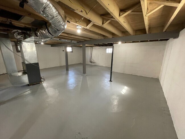 Building Photo - 2 Bed/ 1 Bath with Garage